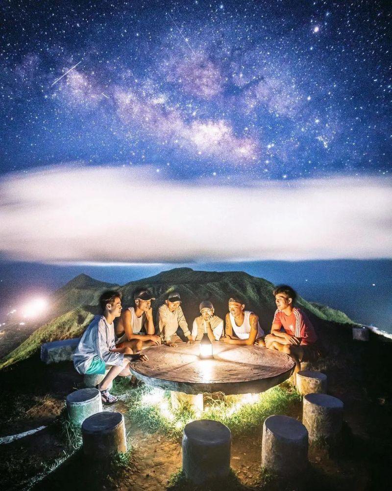 正印后卫只剩2人!拜仁连换3人,场上后卫只剩于帕和德里赫特
